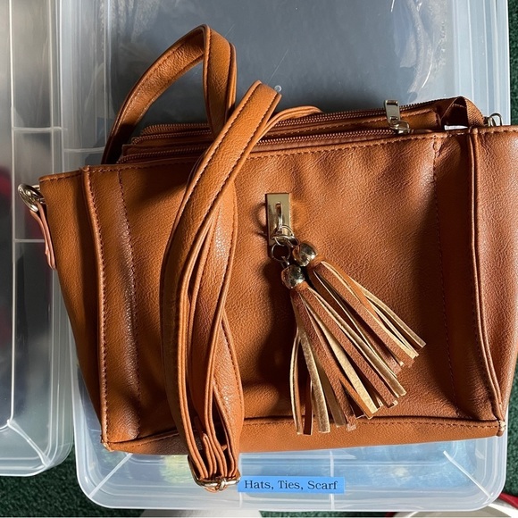 Tan cross-body purse with stylish tassels and many organizing compartments NEW - Picture 14 of 15